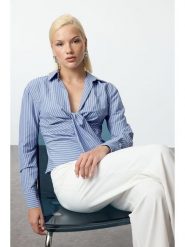 Trendyol Koszula w kolorze błękitnym rozmiar: 38. Niebieskie koszule Trendyol, bez wzorów, bez kołnierzyka, bez ramiączek. Za 113.36 zł.