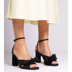 Czarne sandały z kokardką na klocku. Czarne sandały bez wzorów, z materiału, eleganckie, z okrągłym noskiem, bez obcasa, bez zapięcia. Za 81.83 zł.