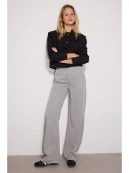 Trendyol Spodnie w kolorze szarym rozmiar: 36. Szare spodnie materiałowe Trendyol, na co dzień, bez wzorów, z lyocellu, z podwyższonym stanem. Za 100.04 zł.