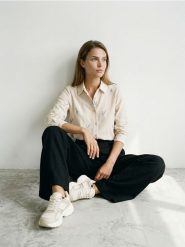 Haftowana koszula regular fit z wiskozą i domieszką lnu - wielobarwny. Koszule Sinsay, l, bez wzorów, z wiskozy, bez kołnierzyka, bez ramiączek. Za 49.99 zł.
