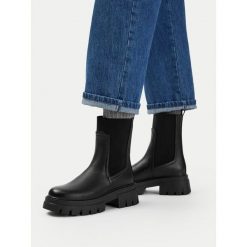 Sztyblety DeeZee. Czarne botki DeeZee, bez wzorów, bez obcasa, na płaskiej podeszwie, bez zapięcia. Za 179.99 zł.