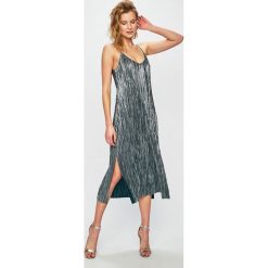 Glamorous - Sukienka. Zielone sukienki Glamorous, na co dzień, m, bez wzorów, z materiału, casualowe, bez kołnierzyka, bez ramiączek, midi, proste. W wyprzedaży za 139.90 zł.