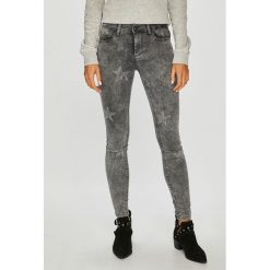 Jacqueline de Yong - Jeansy Evita. Szare jeansy Jacqueline de Yong, bez wzorów. W wyprzedaży za 79.90 zł.