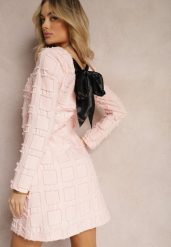 Różowa Elegancka Sukienka z Kokardą i Ozdobnymi Kwadratami Sadunna. Czerwone sukienki Renee, do pracy, m, bez wzorów, biznesowe, bez kołnierzyka, bez ramiączek, mini, proste. Za 89.99 zł.