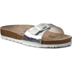 Klapki PEPE JEANS - Bio Metal PGS90094 Silver 934. Szare klapki Pepe Jeans, bez wzorów, z jeansu, bez obcasa. W wyprzedaży za 89.00 zł.