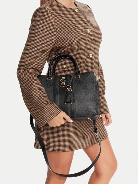 Guess Torebka Erenia HWSO78 38060 Czarny. Czarne torebki klasyczne Guess, z aplikacjami, ze skóry, bez dodatków. Za 539.99 zł.