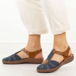 Granatowe skórzane sandały damskie Jezzi 9761. Niebieskie sandały Jezzi, bez wzorów, z materiału, biznesowe, z okrągłym noskiem, bez obcasa, na płaskiej podeszwie, bez zapięcia. Za 239.00 zł.