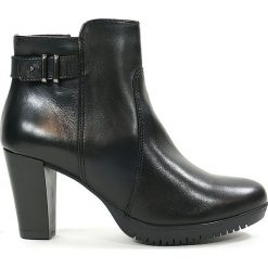 BOTKI DAMSKIE TAM 25051 CZA. Botki Tamaris, bez wzorów, ze skóry, bez obcasa, bez zapięcia. Za 239.00 zł.