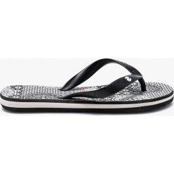 Desigual - Japonki Alhambra. Czarne klapki Desigual, bez wzorów, z materiału, bez obcasa, na płaskiej podeszwie. W wyprzedaży za 39.90 zł.
