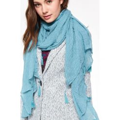 CIENKI SZALIK Z FRĘDZLAMI. Niebieskie szaliki TOP SECRET, na jesień, bez wzorów, z tkaniny, eleganckie. W wyprzedaży za 19.99 zł.