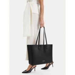 Torebka GINO ROSSI. Czarne shopper Gino Rossi, bez wzorów, bez dodatków. Za 299.99 zł.