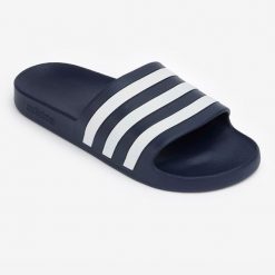 Klapki basenowe ADIDAS Adilette Aqua. Białe klapki Adidas, bez wzorów, z materiału, bez obcasa. Za 89.99 zł.