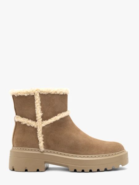 Beżowe śniegowce z futerkiem. Brązowe botki Ryłko, na zimę, bez wzorów, ze skóry, z okrągłym noskiem, przed kolano, bez obcasa, na płaskiej podeszwie, bez zapięcia. Za 499.99 zł.