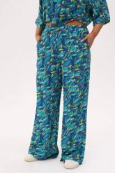 Spodnie "tropikalna energia" z kompletu Riva - wakacyjny styl, wygoda i lekkość PLUS SIZE XXL OVERSIZE. Spodnie materiałowe Moda Size Plus Iwanek, do pracy, l, bez wzorów, z jeansu, z podwyższonym stanem, plus size, krótkie. W wyprzedaży za 164.90 zł.