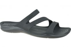 Klapki damskie Crocs Swiftwater. Czarne klapki Crocs, bez wzorów, z materiału, bez obcasa. Za 205.00 zł.