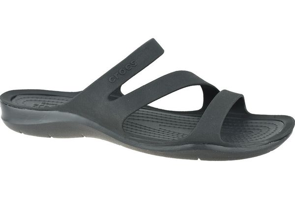 Klapki damskie Crocs Swiftwater. Czarne klapki Crocs, bez wzorów, z materiału, bez obcasa. Za 205.00 zł.