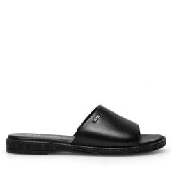 Klapki Lasocki. Czarne klapki Lasocki, bez wzorów, bez obcasa. Za 149.99 zł.