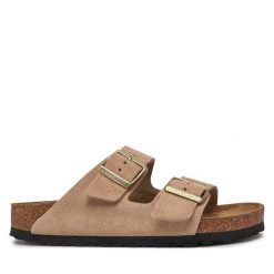Klapki Birkenstock. Brązowe klapki Birkenstock, bez wzorów, z zamszu, bez obcasa. Za 489.99 zł.