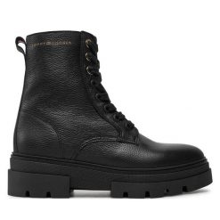 Botki Tommy Hilfiger. Czarne botki TOMMY HILFIGER, bez wzorów, bez obcasa, na płaskiej podeszwie, bez zapięcia. Za 899.99 zł.