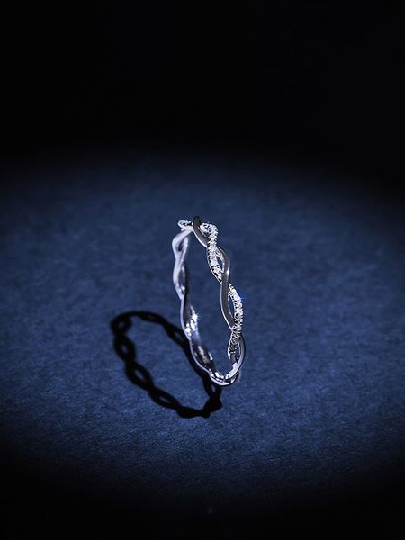 DIAMANTA Złoty pierścionek "Entrotillement" z diamentami rozmiar: 54. Szare pierścionki DIAMANTA, z diamentem, złote. Za 1,304.99 zł.