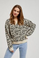 Wzorzysta bluza z dekoltem w serek i długimi rękawami beżowa. Brązowe bluzy MOODO, m, bez wzorów, bez kaptura. W wyprzedaży za 32.99 zł.