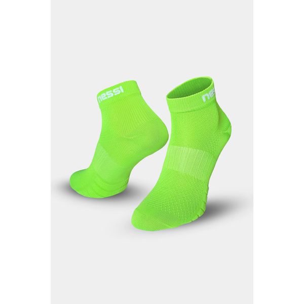 Bezszwowe skarpety oddychające Nessi Sportswear. Zielone skarpety NESSI SPORTSWEAR, bez wzorów. W wyprzedaży za 35.90 zł.