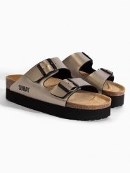 Sunbay Klapki w kolorze złotym rozmiar: 42. Żółte klapki Sunbay, bez wzorów, z otwartym noskiem, bez obcasa. Za 158.95 zł.