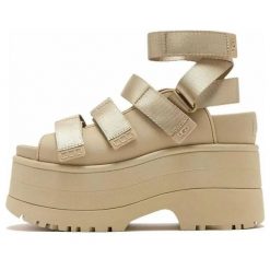 Damskie sandały GOLDENRISE SANDALS. Brązowe sandały UGG, bez wzorów, bez obcasa, bez zapięcia. Za 649.25 zł.