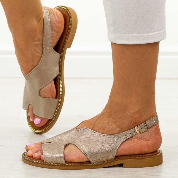 Złote B skórzane Polskie sandały damskie Deoni D10. Żółte sandały Deoni, bez wzorów, z jeansu, eleganckie, bez obcasa, bez zapięcia. Za 419.00 zł.