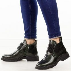 Zielone lakierowane botki damskie M.Daszyński 2501-10. Zielone botki M.Daszyński, na jesień, bez wzorów, z jeansu, z okrągłym noskiem, bez obcasa, bez zapięcia. W wyprzedaży za 185.07 zł.