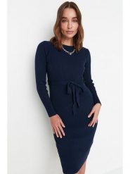 Trendyol Sukienka dzianinowa w kolorze granatowym rozmiar: M. Niebieskie sukienki Trendyol, na imprezę, m, bez wzorów, z dzianiny, bez kołnierzyka, bez ramiączek, midi. Za 73.99 zł.