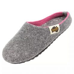 Kapcie damskie GUMBIES OUTBACK SLIPPER WOMEN. Czerwone obuwie domowe Gumbies, bez wzorów, bez zapięcia. Za 129.99 zł.