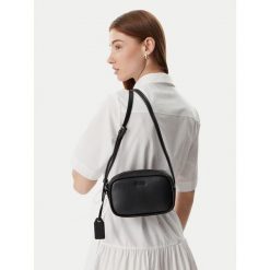 Torebka HUGO. Czarne listonoszki Hugo, bez wzorów, bez dodatków. Za 449.99 zł.