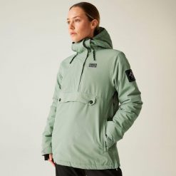 Kurtka narciarska damska z membraną Snowburst II Overhead Dare 2b. Zielone kurtki narciarskie Dare 2b, bez wzorów, z tkaniny, bez kaptura, narciarskie. Za 949.99 zł.