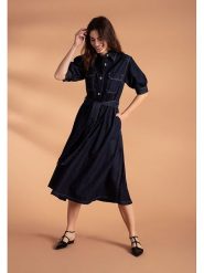 More & More Sukienka dżinsowa w kolorze granatowym rozmiar: 34. Niebieskie sukienki More & More, bez wzorów, z bawełny, bez kołnierzyka, bez ramiączek, midi. Za 150.02 zł.