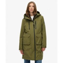 Parka damska z kapturem Superdry Longline. Zielone parki Superdry, na zimę, z kapturem. W wyprzedaży za 602.55 zł.