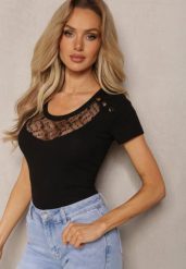 Czarna Bluzka z Bawełny Ozdobiona Złotymi Guzikami i Koronkową Wstawką Bernicia. Czarne bluzki Renee, s, bez wzorów, z bawełny, eleganckie, bez kołnierzyka, bez ramiączek. W wyprzedaży za 52.49 zł.
