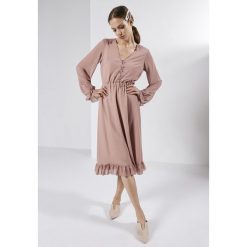 Różowa Sukienka Addicted To You. Czerwone sukienki Born2be, m, bez wzorów, bez kołnierzyka, bez ramiączek, midi. Za 149.99 zł.