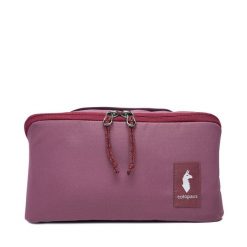 Kosmetyczka Cotopaxi. Czerwone kufry i kosmetyczki Cotopaxi, bez wzorów, z materiału, bez dodatków. Za 219.99 zł.