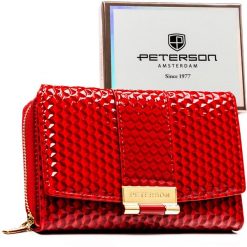 Czerwony, lakierowany portfel damski wykonany ze skóry ekologicznej o przestrzennej fakturze - Peterson. Czerwone portfele Peterson, bez wzorów, z lakierowanej skóry. Za 99.99 zł.