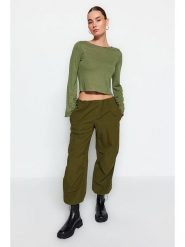 Trendyol Bluzka w kolorze zielonym rozmiar: M. Zielone bluzki Trendyol, m, bez wzorów, bez kołnierzyka, bez ramiączek. Za 52.99 zł.