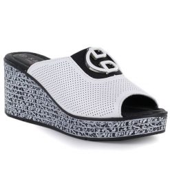 Skórzane klapki damskie na koturnie białe S.Barski 7012. Białe klapki S.BARSKI, bez wzorów, ze skóry, bez obcasa, na koturnie. Za 189.99 zł.