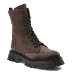 Czekoladowe Botki Karino Obuwie Damskie Premium. Brązowe botki Karino, z aplikacjami, z nubiku, bez obcasa, bez zapięcia. Za 552.99 zł.