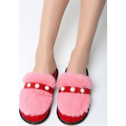 Czerwone Kapcie Homebody. Obuwie domowe marki Born2be. Za 39.99 zł.