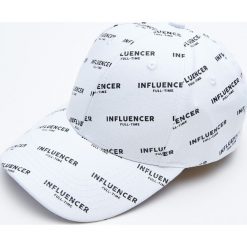 Czapka z nadrukiem Influencer - Biały. Białe czapki House, bez wzorów. W wyprzedaży za 9.99 zł.