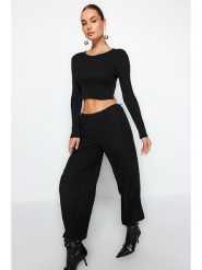 Trendyol Koszulka w kolorze czarnym rozmiar: M. Czarne bluzki Trendyol, m, bez wzorów, prążkowane, bez kołnierzyka, bez ramiączek. Za 60.99 zł.