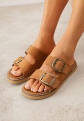 Jasnobrązowe Klapki VICES Ozdobione Dużymi Klamrami Jenniviane. Brązowe klapki Renee, bez wzorów, z jeansu, bez obcasa, na płaskiej podeszwie. Za 99.99 zł.