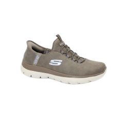 Kapcie SKECHERS SUMMITS-UNKNOWN TRAI SLIP-INS Brązowy. Brązowe obuwie domowe Skechers, bez wzorów, z syntetyku, bez zapięcia. Za 397.99 zł.