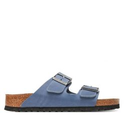 Klapki Birkenstock. Niebieskie klapki Birkenstock, bez wzorów, bez obcasa. Za 589.99 zł.