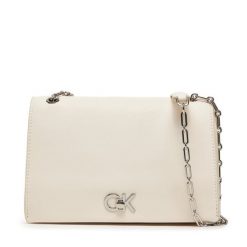 Torebka Calvin Klein. Torebki klasyczne Calvin Klein, bez wzorów, bez dodatków. Za 379.99 zł.